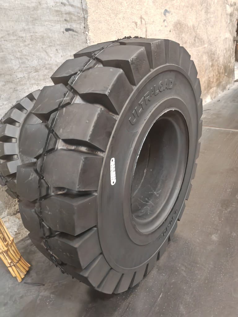 Ultraload solid forklift tyre close-up